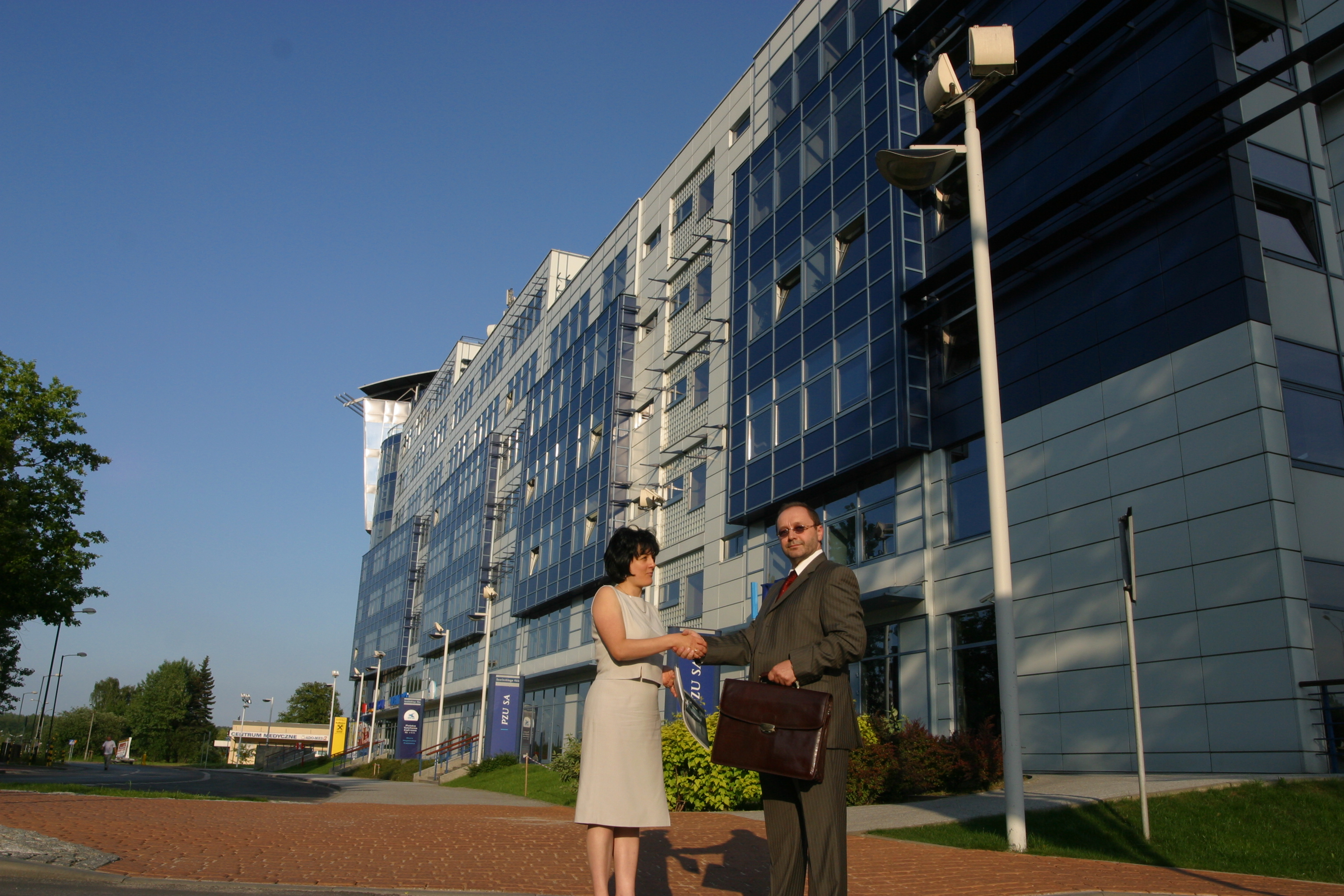 Gregor und Agnieszka Filip beim Handschlag - Gründer von SF Smart Food und Partner in der Unternehmensführung